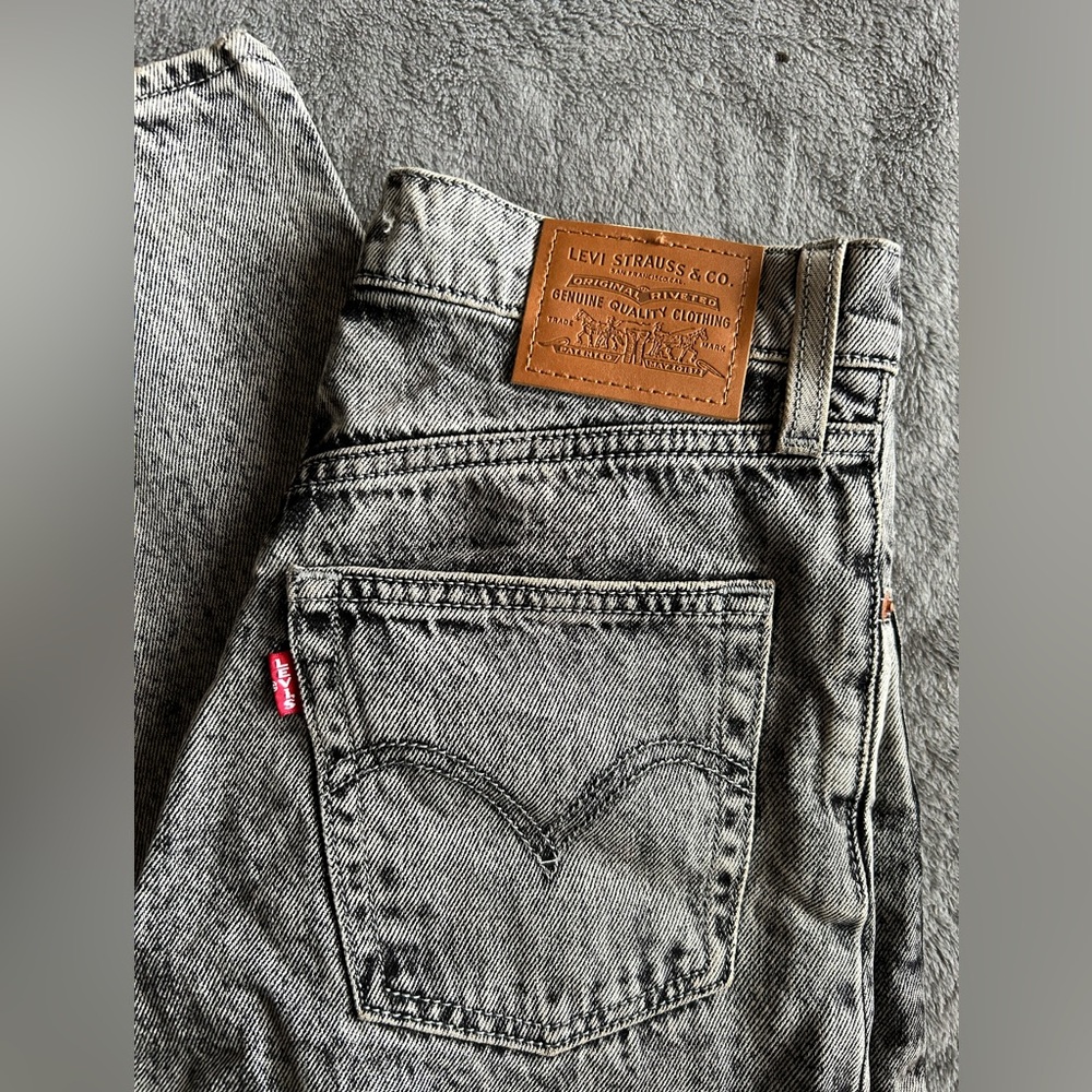 LEVIS Rib Cage, Straight leg. Black vintage wash. Like NEW !
Size 25